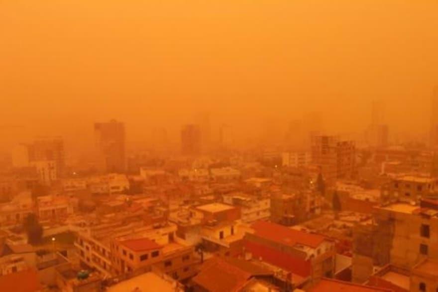  منظر جزئي لمدينة وهران الساحلية شمال الجزائر تلفه