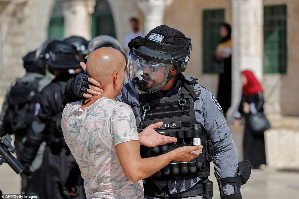 القوات الإسرائيلية تعتقل 10 فلسطينيين من الضفة الغ