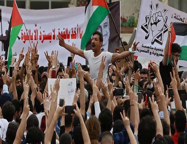 متظاهرون يطلقون شعارات تضامنا مع فلسطينيي القدس قر