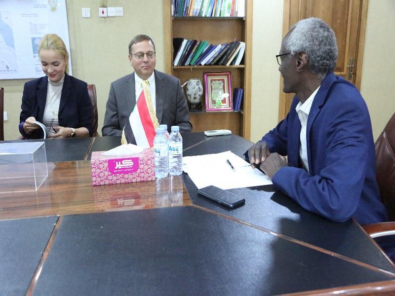 وزير الري السوداني ياسر عباس مع الوفد التشيكي