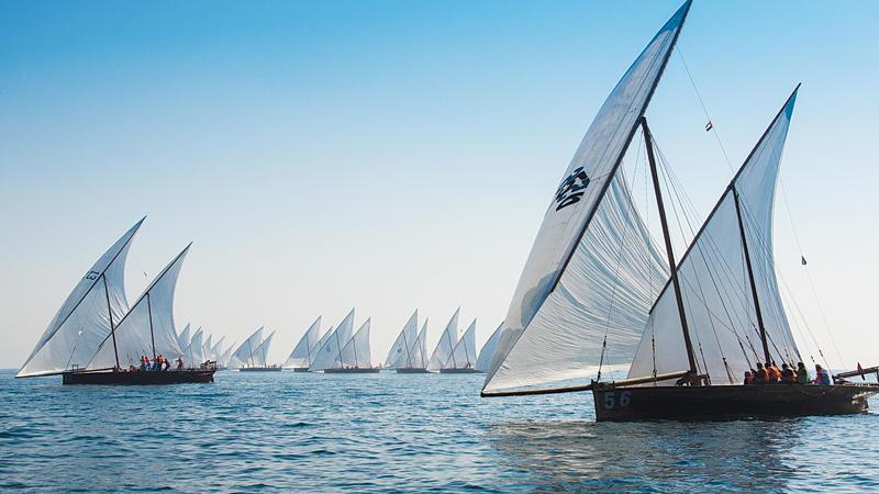 قوارب شراعية خلال سباق قرب أبوظبي