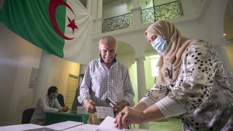 ناخب جزائري يدلي بصوته في السفارة الجزائرية في تون