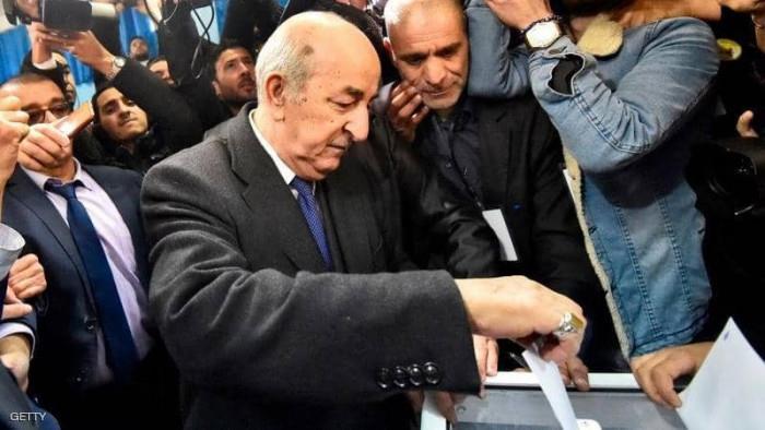 الرئيس الجزائري يدلي بصوته