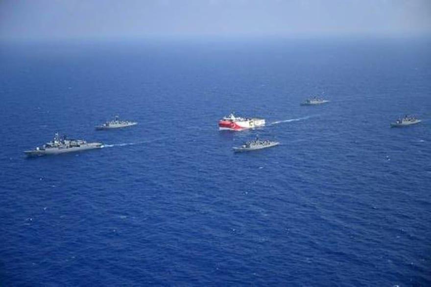 سفينة المسح الزلزالي عروج ريس ترافقها سفن البحرية 