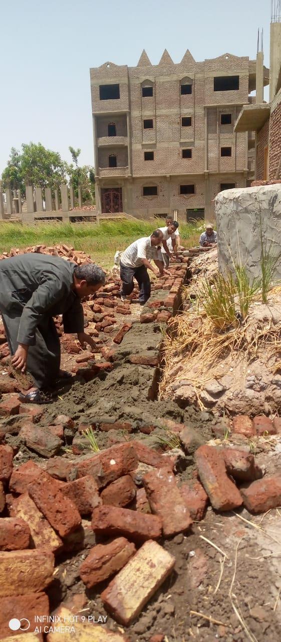 إزالة مخالفة تعدٍ بالبناء على أرضٍ زراعيةٍ