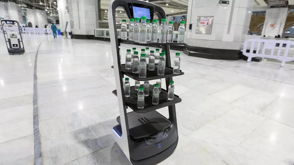 روبوت لتوزيع ماء زمزم في الحرمين الشريفين