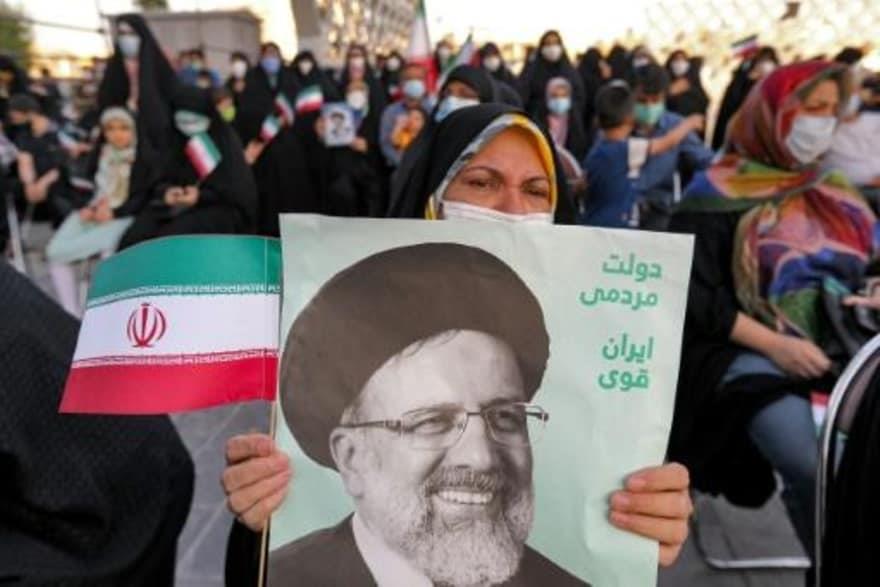 سيدة ترفع صورة الرئيس الإيراني المنتخب إبراهيم رئي