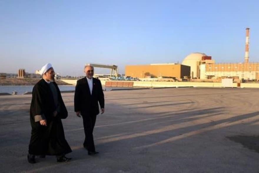 حسن روحاني ورئيس المنظمة الإيرانية للطاقة الذرية ع
