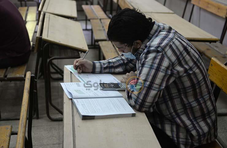 طلاب الثانوية يؤدون الامتحان التجريبي 