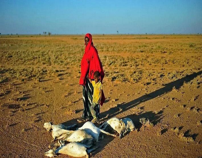 امرأة برفقة ابنتها في منطقة تعاني الجفاف بالصومال