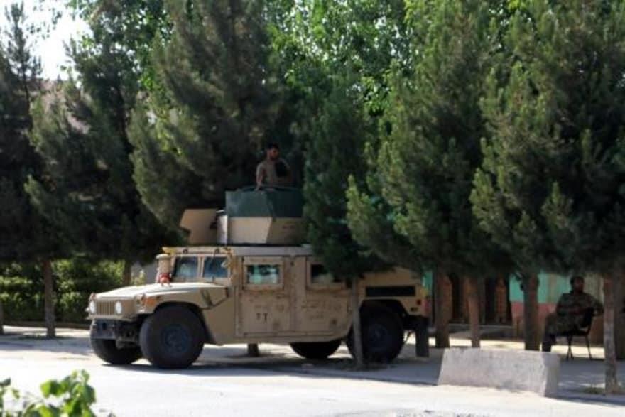 قوات الأمن الافغانية على طريق في قندوز