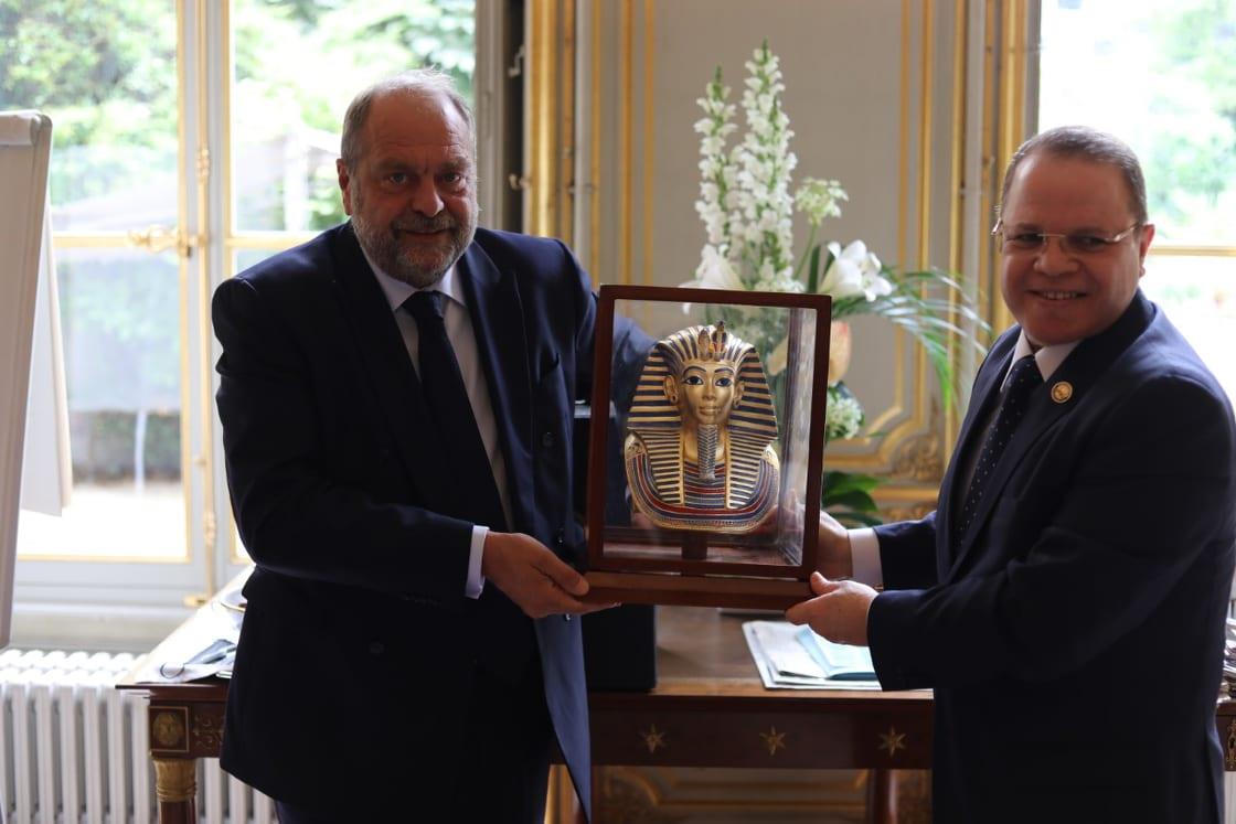 النائب العام يلتقي وزير العدل الفرنسي في باريس 