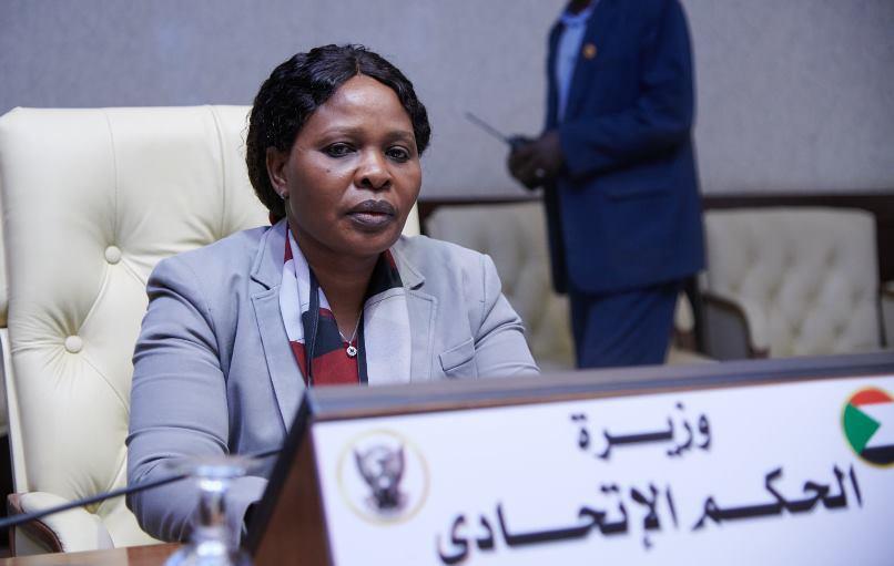 بثينة دينار وزيرة الحكم الاتحادي السودانية