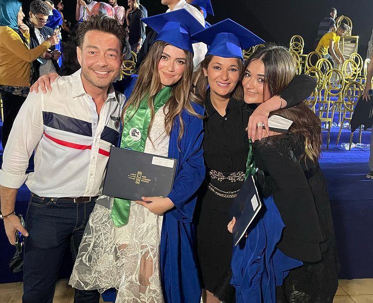 أحمد زاهر يحتفل بتخرج بناته ليلى وملك من المدرسة