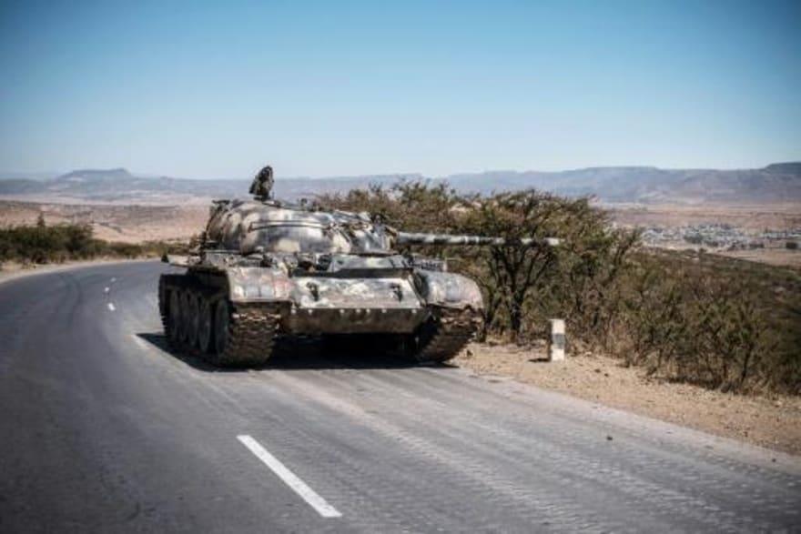  دبابة إثيوبية على طريق في شمال ميكيلي في 16 شباط/