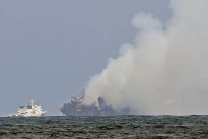 خفر السواحل الهندي يحاول إخماد حريق على متن ناقلة 
