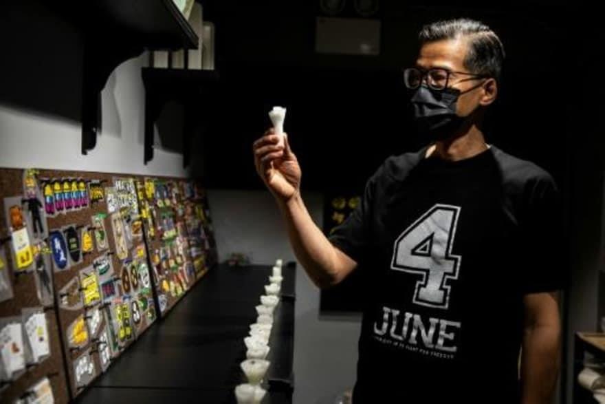 الفنان كيسي وونغ يحمل شمعة من شموع أشعلت في تجمعات