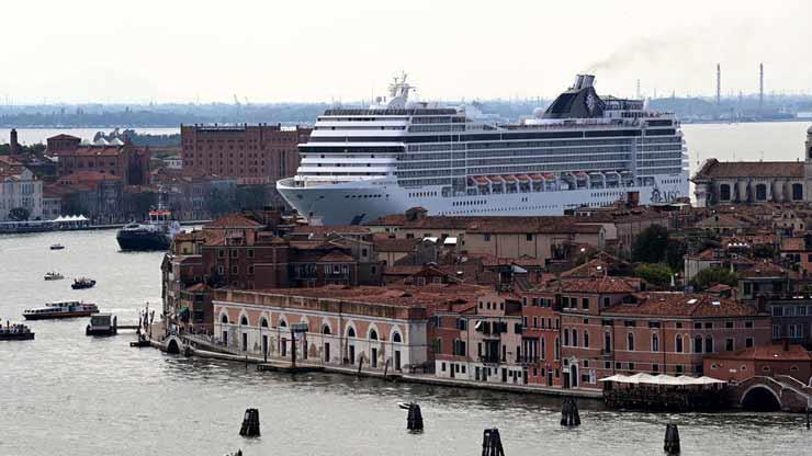 سفينة أوركسترا إم إس سي السياحية في البندقية