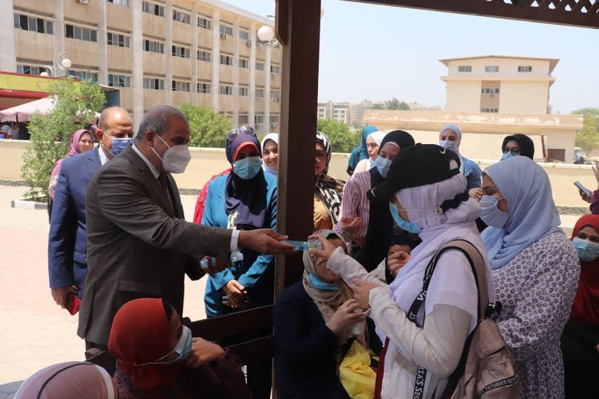 رئيس جامعة الأزهر يوزع هدايا على طلاب فرع القاهرة