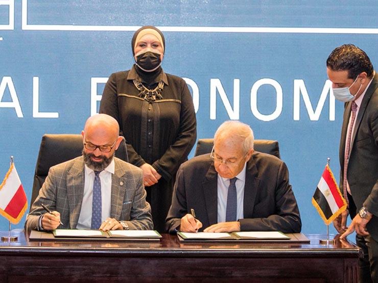 توقيع الاتفاقية بين اقتصادية قناة السويس ورئيس الم