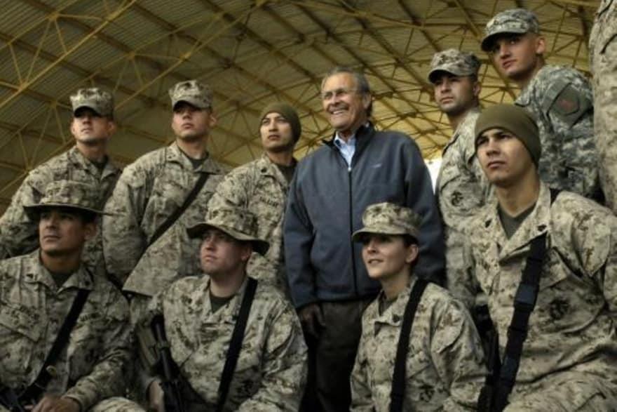 دونالد رامسفيلد مع جنود أميركيين في العراق