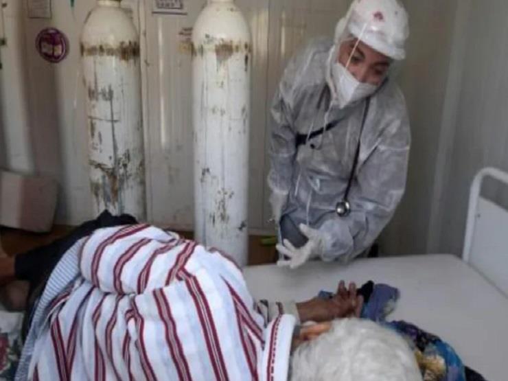  ممرضة تونسية تضع بدلة واقية ترعى مصابا بفيروس كور