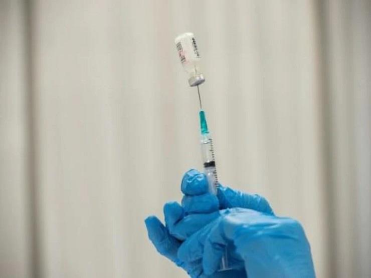  نقل اللقاح إلى حقنة في مركز تطعيم في ماستشوسيتس ف