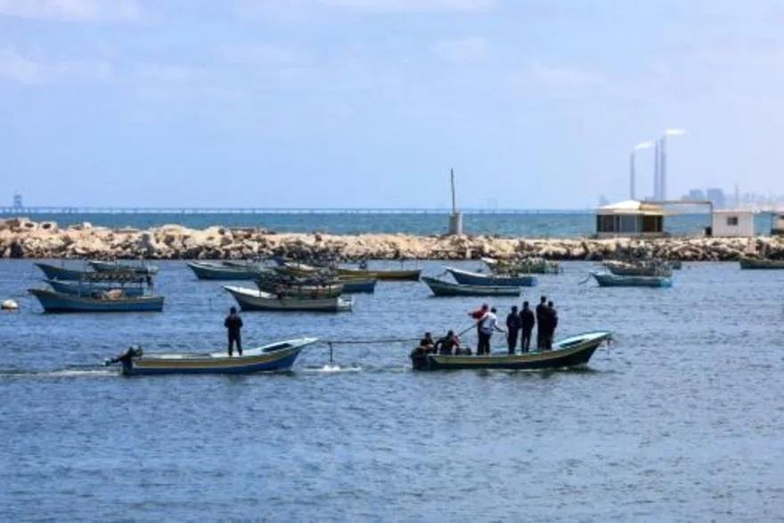 صيادون فلسطينيون في البحر قبالة شاطىء غزة