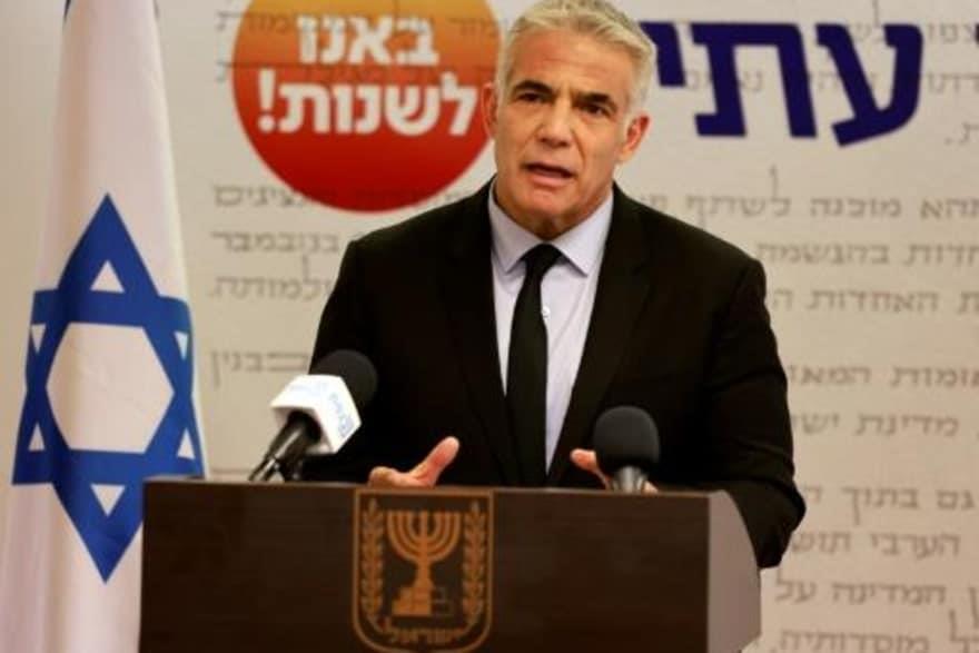 وزير الخارجية الاسرائيلي يائير لبيد خلال اجتماع حز
