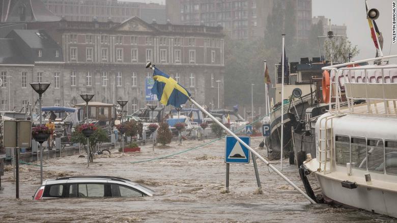 غرق سيارات في فيضانات بلجيكا