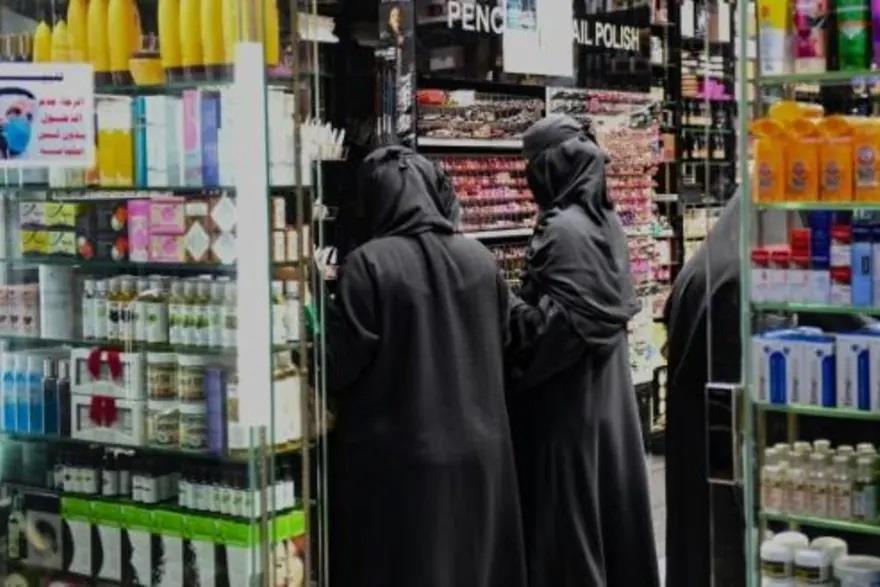  نساء يشترين مستحضرات تجميل من متجر في مدينة جدة ف