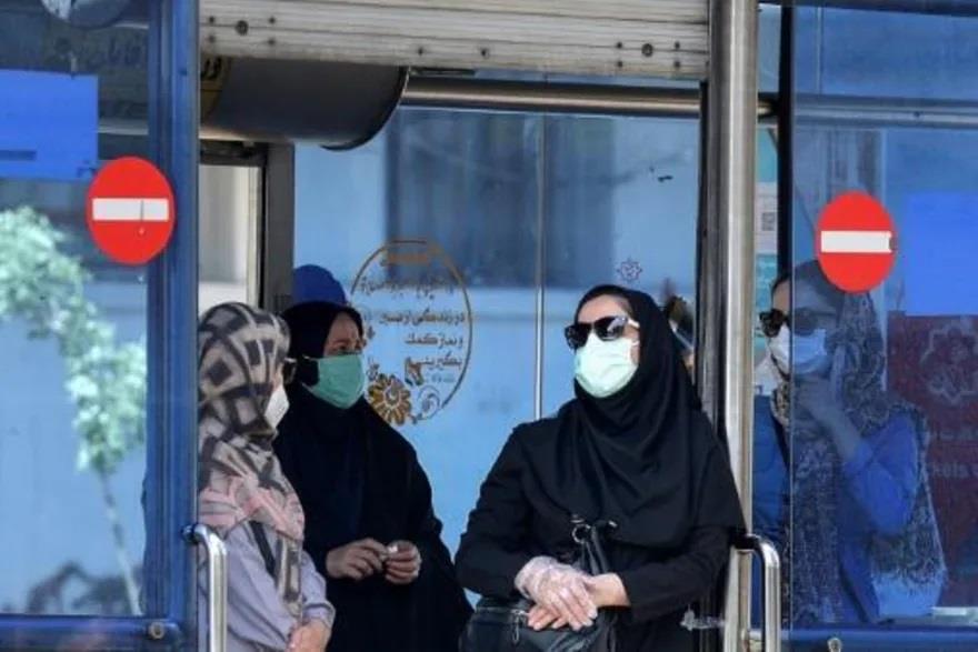 إيرانيات يرتدين كمامات واقية من كوفيد-19 عند محطة 