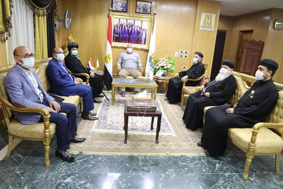 محافظ الوادي الجديد يستقبل الأنبا أرسانيوس أسقف الوادي الجديد والواحات  (2)