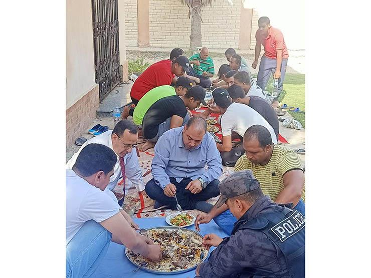 محافظ شمال سيناء يتناول الإفطار مع قوات الأمن