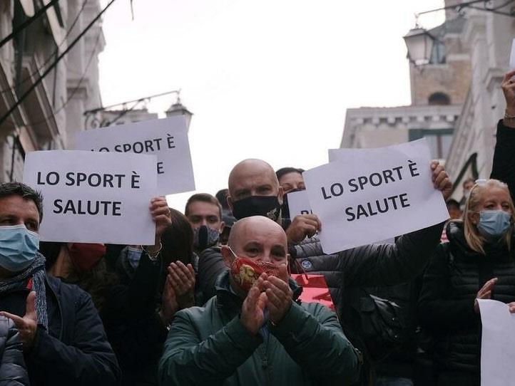 متظاهرون يحتجون على قيود الحكومة الإيطالية لكبح في