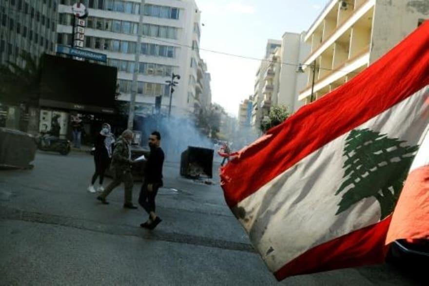 محتجون يقطعون طريقا أمام المصرف المركزي في بيروت