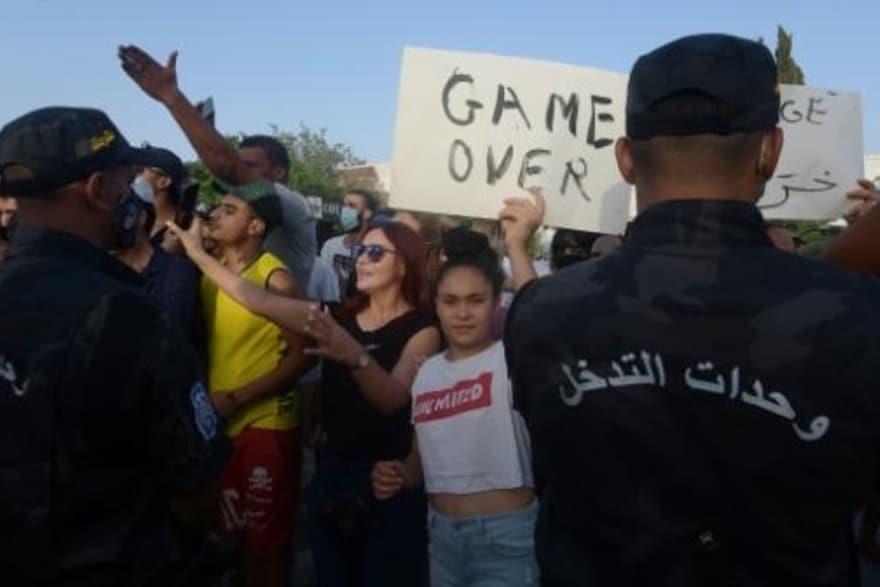أنصار الرئيس التونسي قيس سعيّد أمام البرلمان المغل