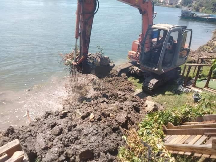 إزالة تعديات على نهر النيل في دمياط