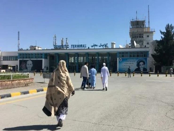  اشخاص يصلون لصالة السفر المحلي في مطار حامد كرزاي