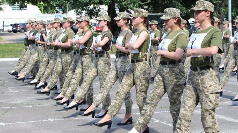 نشر الجيش الأوكراني صورا لمجندات يتدربن في عرض عسك