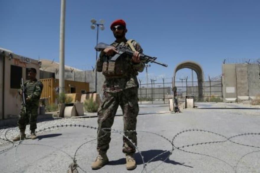 عسكري أفغاني أمام قاعدة باغرام الجوية