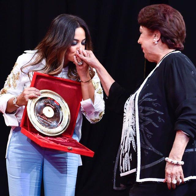 هند صبري تقبل يد رجاء الجداوي