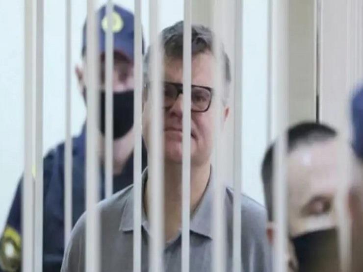  المعارض البيلاروسي فيكتور باباريكو في قفص الاتهام