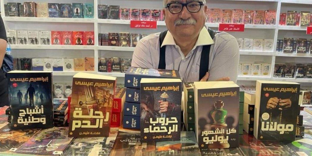 إبراهيم عيسى يوقع كتبه مسبقا بمعرض الكتاب