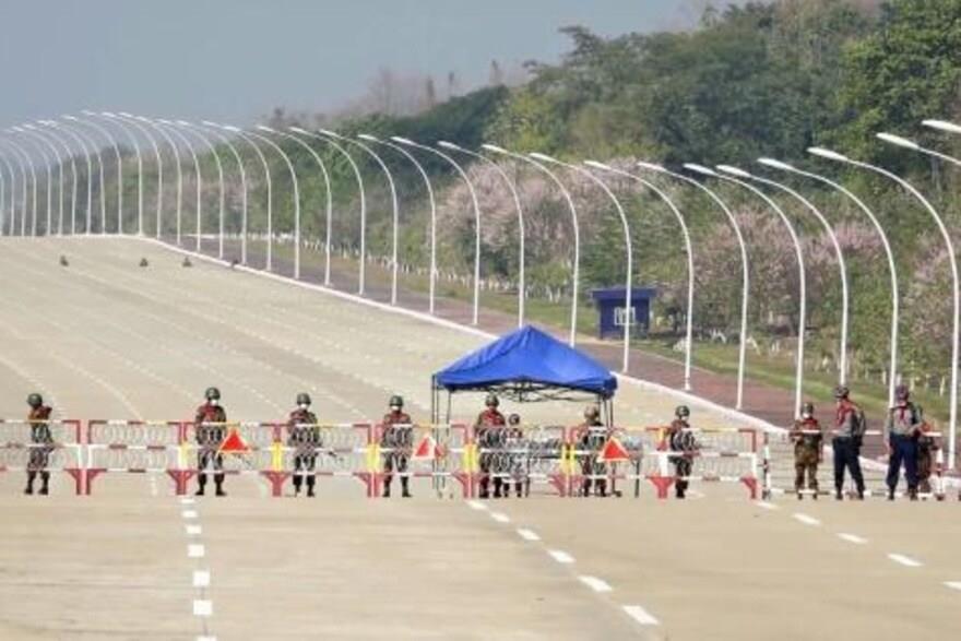 عسكريون بورميون يغلقون الطريق المؤدية إلى البرلمان