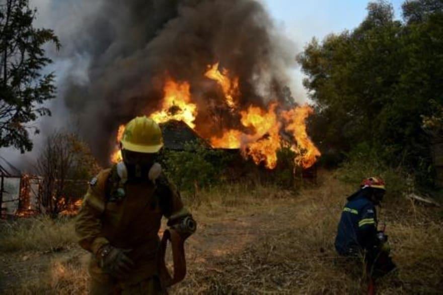 عناصر إطفاء يحاولون إخماد حريق في لابيري