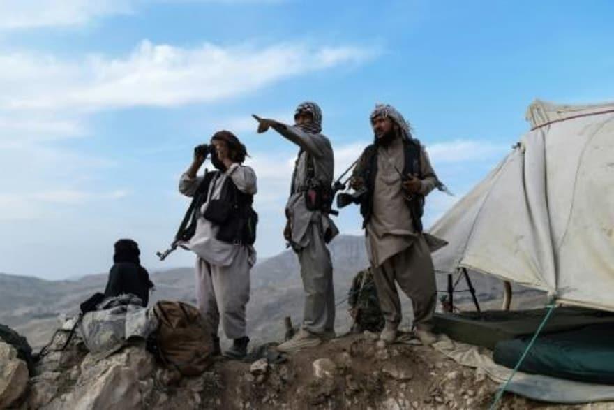  مقاتلون أفغان يراقبون التحركات تحسبا لهجوم من طال