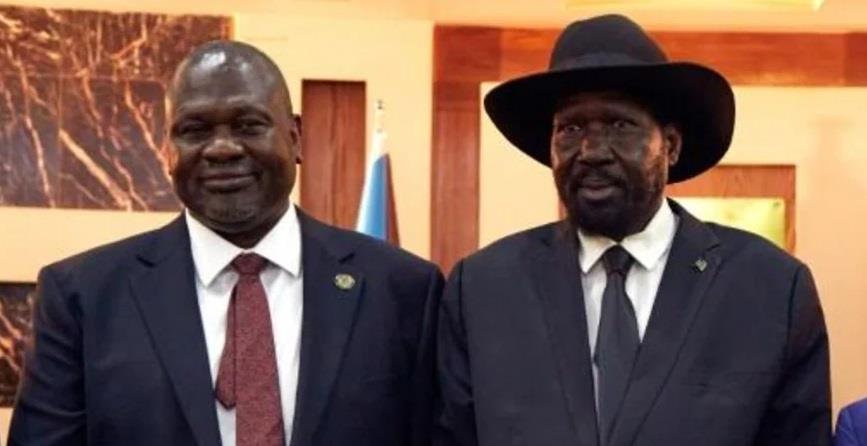 رئيس جنوب السودان سلفا كير (يمين) ونائب الرئيس ريا