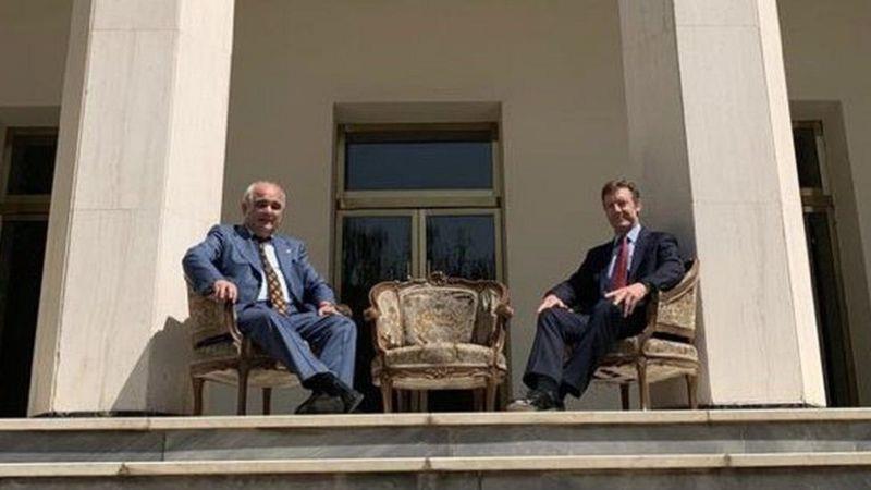 السفيران يجلسان في بهو أمام السفارة الروسية في طهر