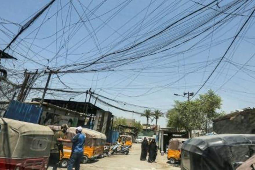 خطوط كهربائية متشابكة في مدينة الصدر في بغداد 